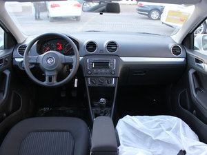 2013款1.6L 手动舒适型 内饰全景