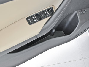 2013款1.6L 手动豪华型 前门储物空间