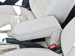 2013款1.6L 手动豪华型 中央扶手箱