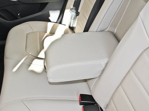 2013款1.6L 手动豪华型 后排中央扶手