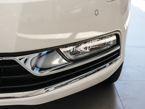 2013款改款 2.0T 至尊型 前雾灯