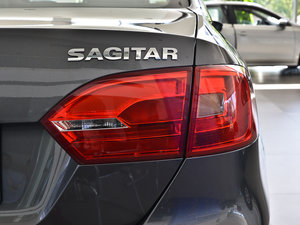 2014款1.6L 自动舒适型 尾灯