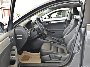 2014款1.6L 自动舒适型 前排空间