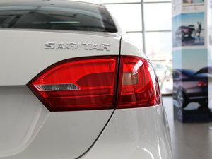 2014款1.6L 手动舒适型 尾灯