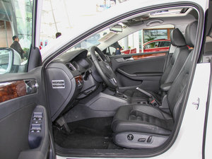 2014款1.8TSI 自动旗舰型 前排空间