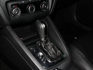 2014款改款 1.6L 自动舒适型 换挡杆
