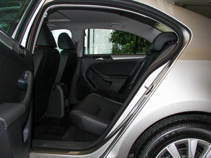2014款改款 1.6L 自动舒适型 后排空间