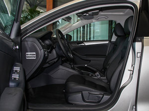 2014款改款 1.6L 自动舒适型 前排空间