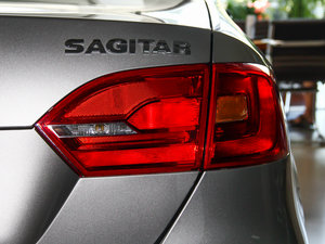 2014款改款 1.6L 自动舒适型 尾灯
