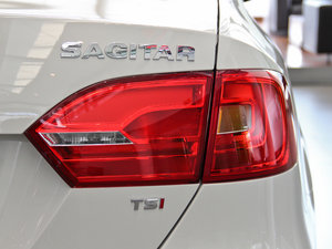 2014款改款 1.4TSI 手动豪华型 尾灯