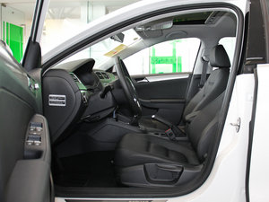 2014款改款 1.4TSI 手动豪华型 前排空间