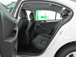 2014款改款 1.4TSI 手动豪华型 后排空间