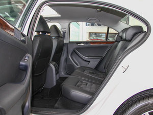 2014款改款 1.8TSI 自动旗舰型 后排空间