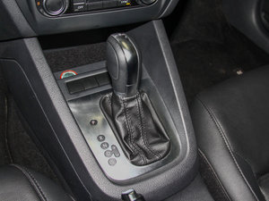 2014款改款 1.4TSI 自动豪华型 换挡杆
