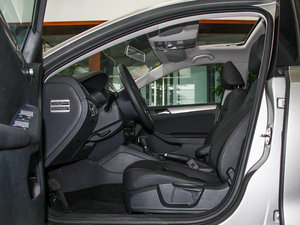 2014款改款 1.4TSI 自动豪华型 前排空间