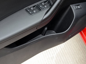 2015款1.4T DSG Sportline 前门储物空间