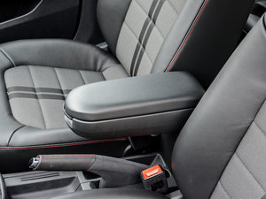 2015款1.4T DSG Sportline 中央扶手箱