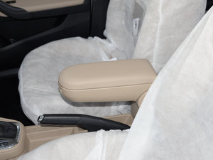 2015款质惠版 1.6L 自动舒适型 中央扶手箱