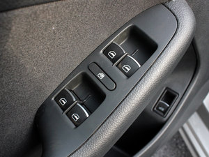 2015款1.6L 手动领先型 主驾车窗控制区	
