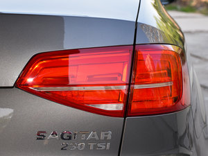 2015款230TSI DSG豪华型 尾灯