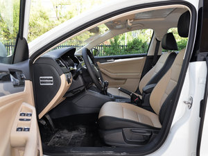 2015款1.6L 手动舒适型 前排空间