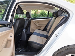 2015款1.6L 手动舒适型 后排空间