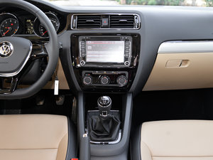 2015款1.6L 手动舒适型 中控台