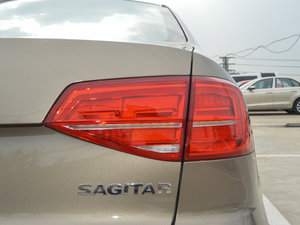 2015款1.6L 自动舒适型 尾灯