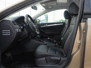 2015款1.6L 自动舒适型 前排空间