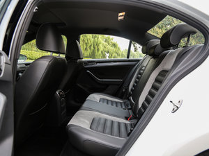 2016款280TSI 自动R-Line 后排空间