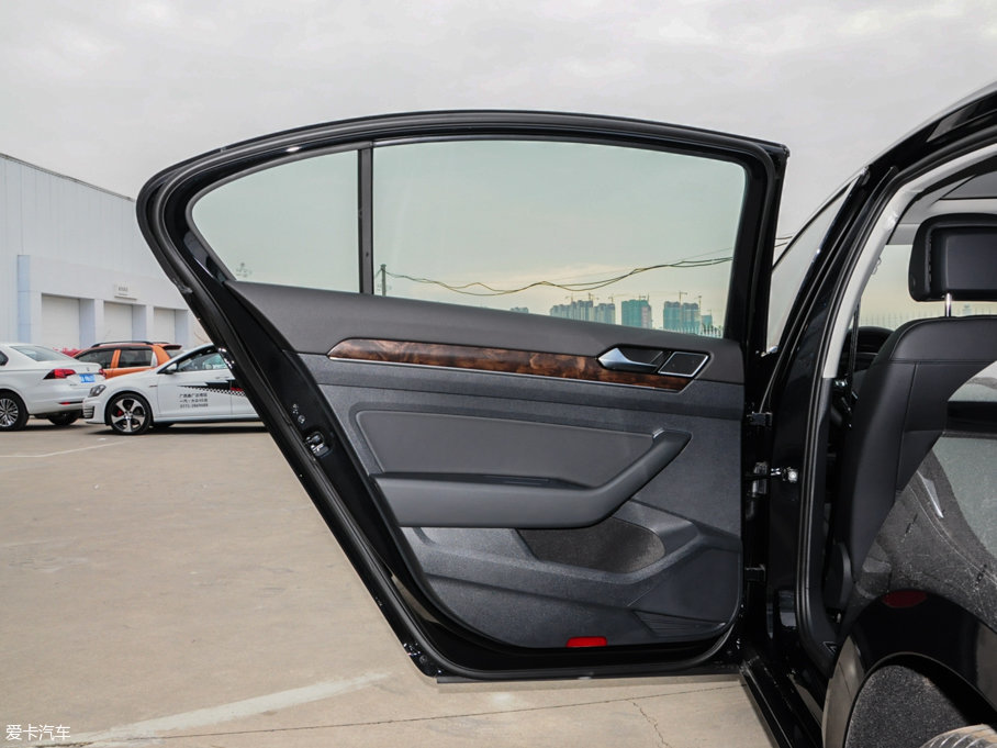 2017���~�v 330TSI DSG ���A��