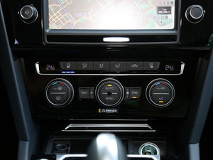 2017380TSI DSG Ş {{