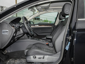 2017款330TSI DSG 豪华型 前排空间