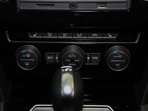 2017330TSI DSG A {(dio){(dio)(ji)