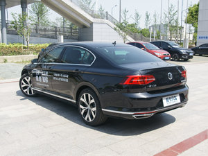 2017款380TSI DSG 尊贵型 左后45度
