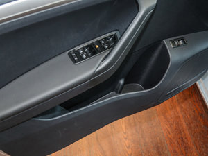 2017款1.5L 手动舒适型 前门储物空间