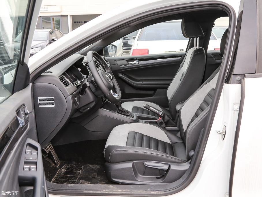 2017v 280TSI ԄR-Line