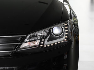 2017款230TSI 手动豪华型 大灯