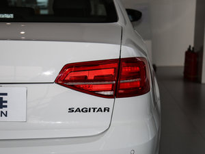 2017款1.6L 手动舒适型 尾灯