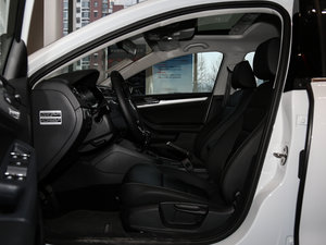2017款1.6L 手动舒适型 前排空间