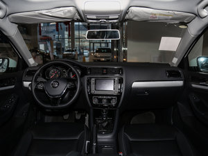 2017款1.6L 手动舒适型 内饰全景