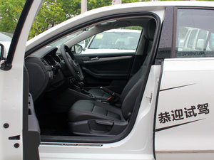 2017款180TSI 自动臻享型 前排空间