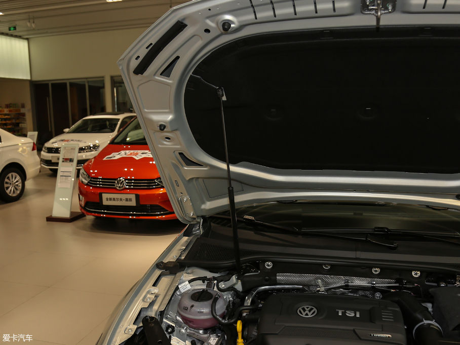 2018���~�v 330TSI DSG ���A��