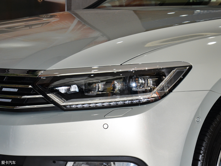 2018���~�v 330TSI DSG ���F��