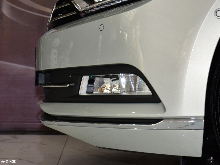 2018���~�v 330TSI DSG ���F��