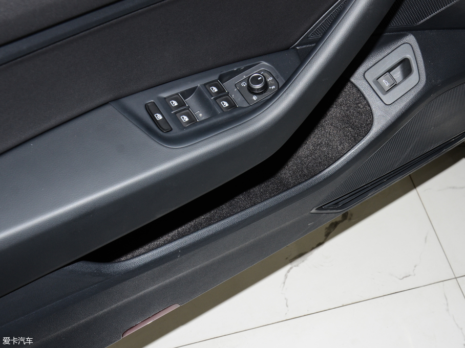 2018���~�v 330TSI DSG ���F��