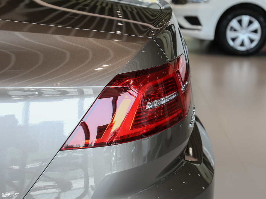 2018~v Ŀ 330TSI DSG A