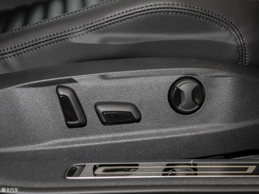 2018~v Ŀ 330TSI DSG A