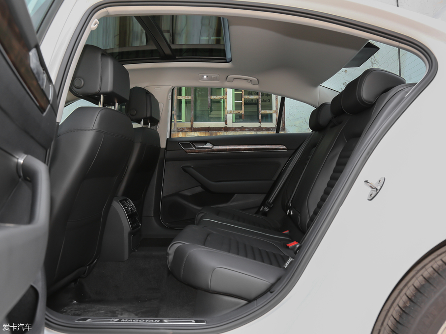 2018~v Ŀ 330TSI DSG A