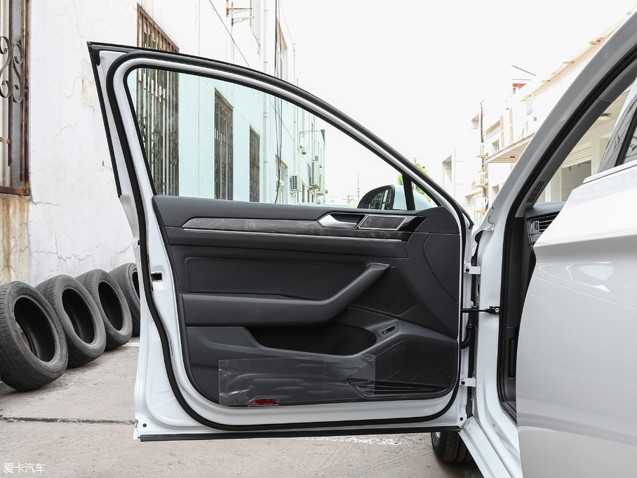 2018~v Ŀ 330TSI DSG A